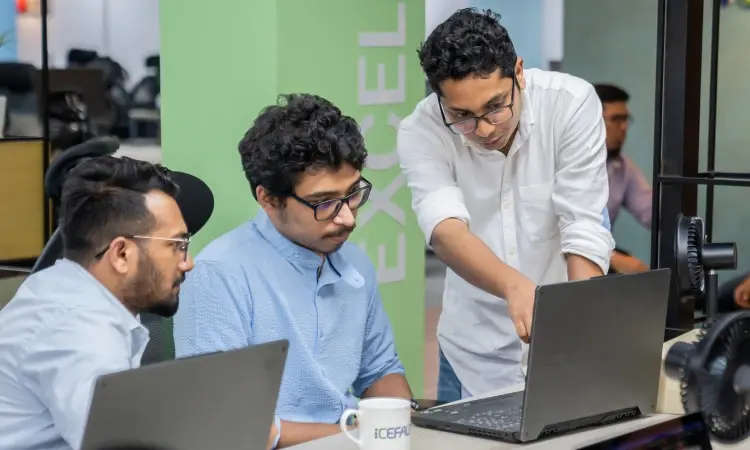 Three-developer-discussing-at-Cefalo