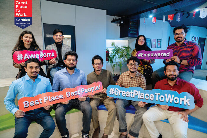 En gruppe smilende Cefalo-ansatte poserer sammen i kontorlokalene, og holder fargerike skilt med budskap som ‘#Awesome’, ‘Best Place, Best People!’ og ‘#GreatPlaceToWork’. I bakgrunnen henger en ‘Great Place To Work Certified 2025’-plakat.