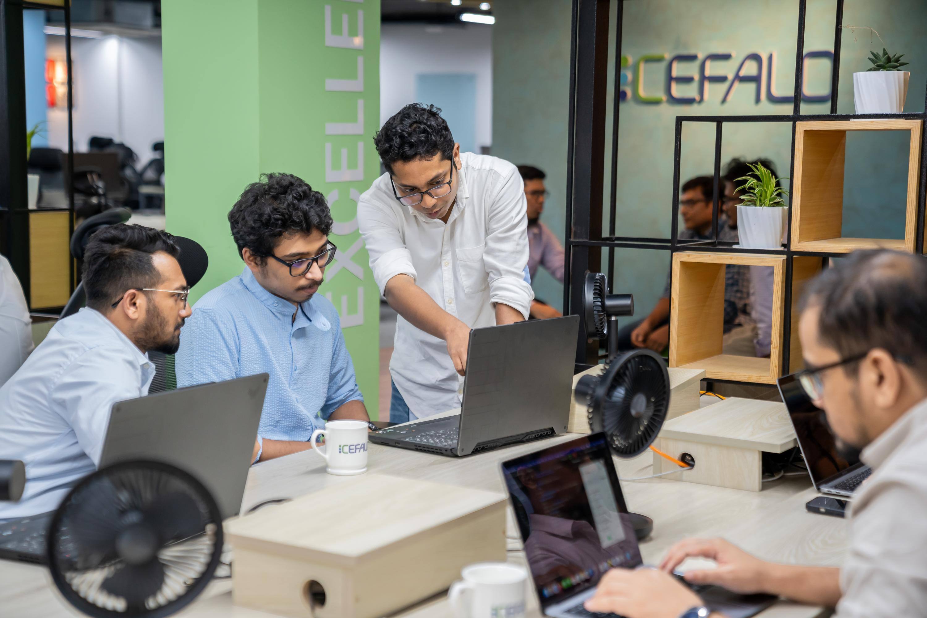 Utviklere fra Cefalo jobber sammen i åpent landskap.