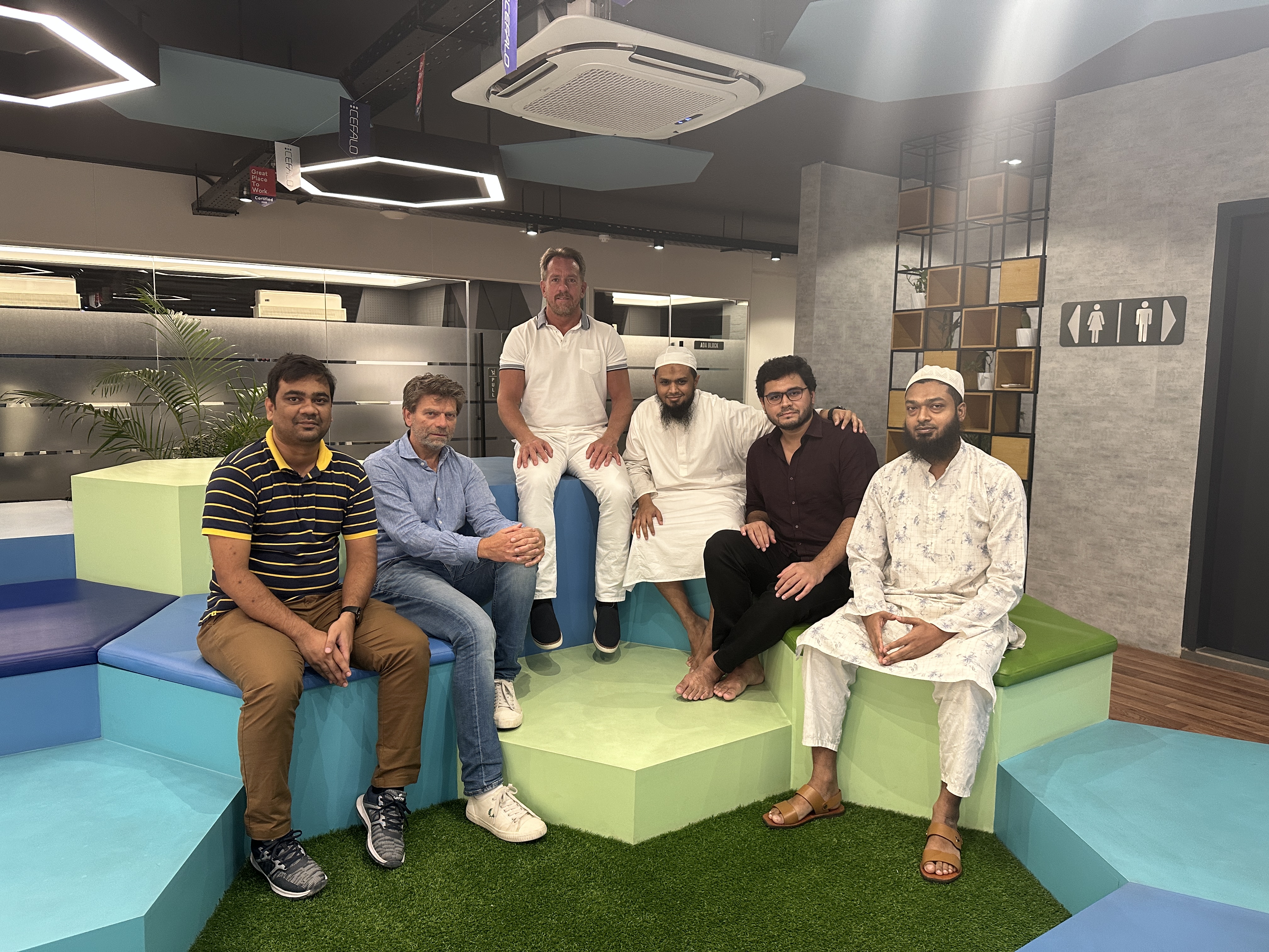 Visenas Cefalo-team in Dhaka