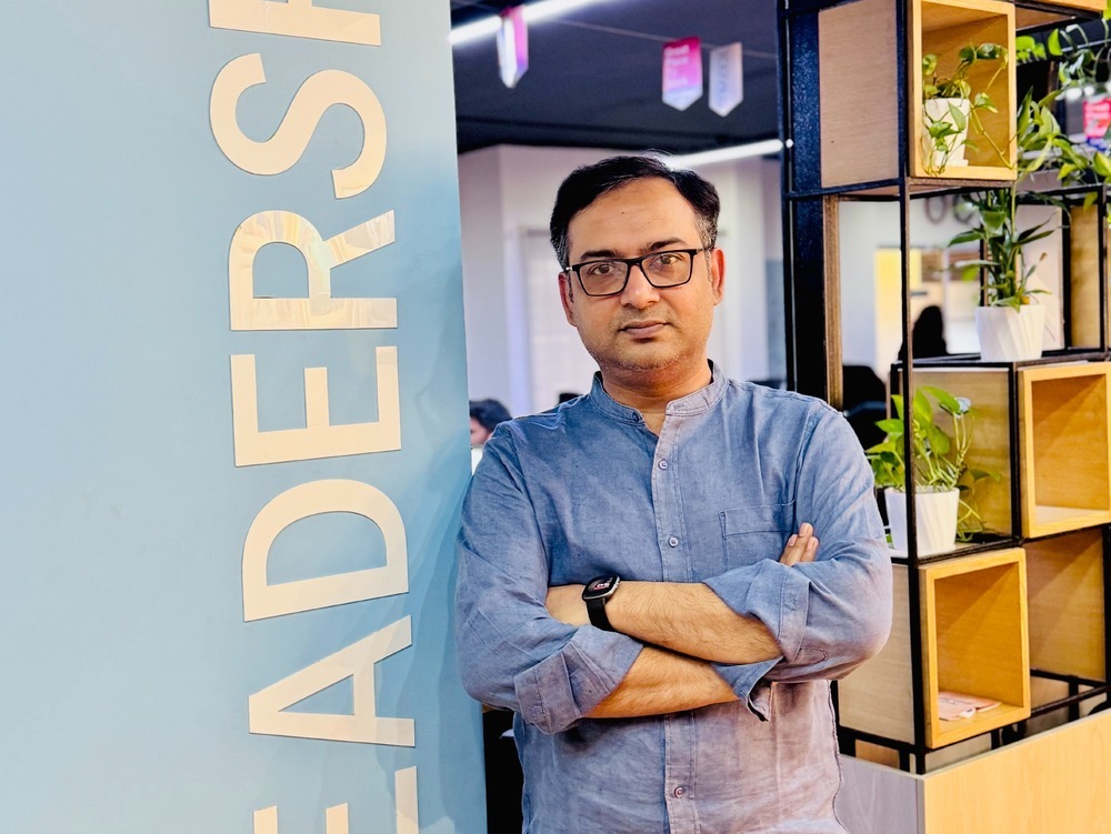 Partha Guha Roy standing portrait Cefalo-1