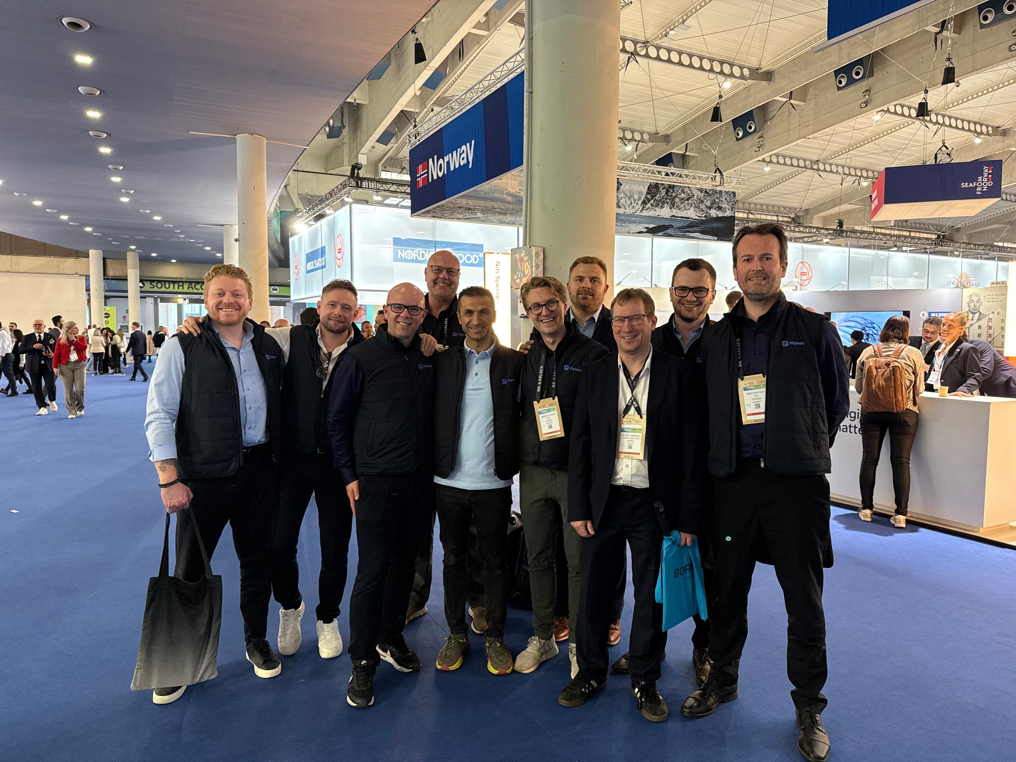En gruppe ansatte fra Fished står sammen under en messe i Barcelona som de deltok på.