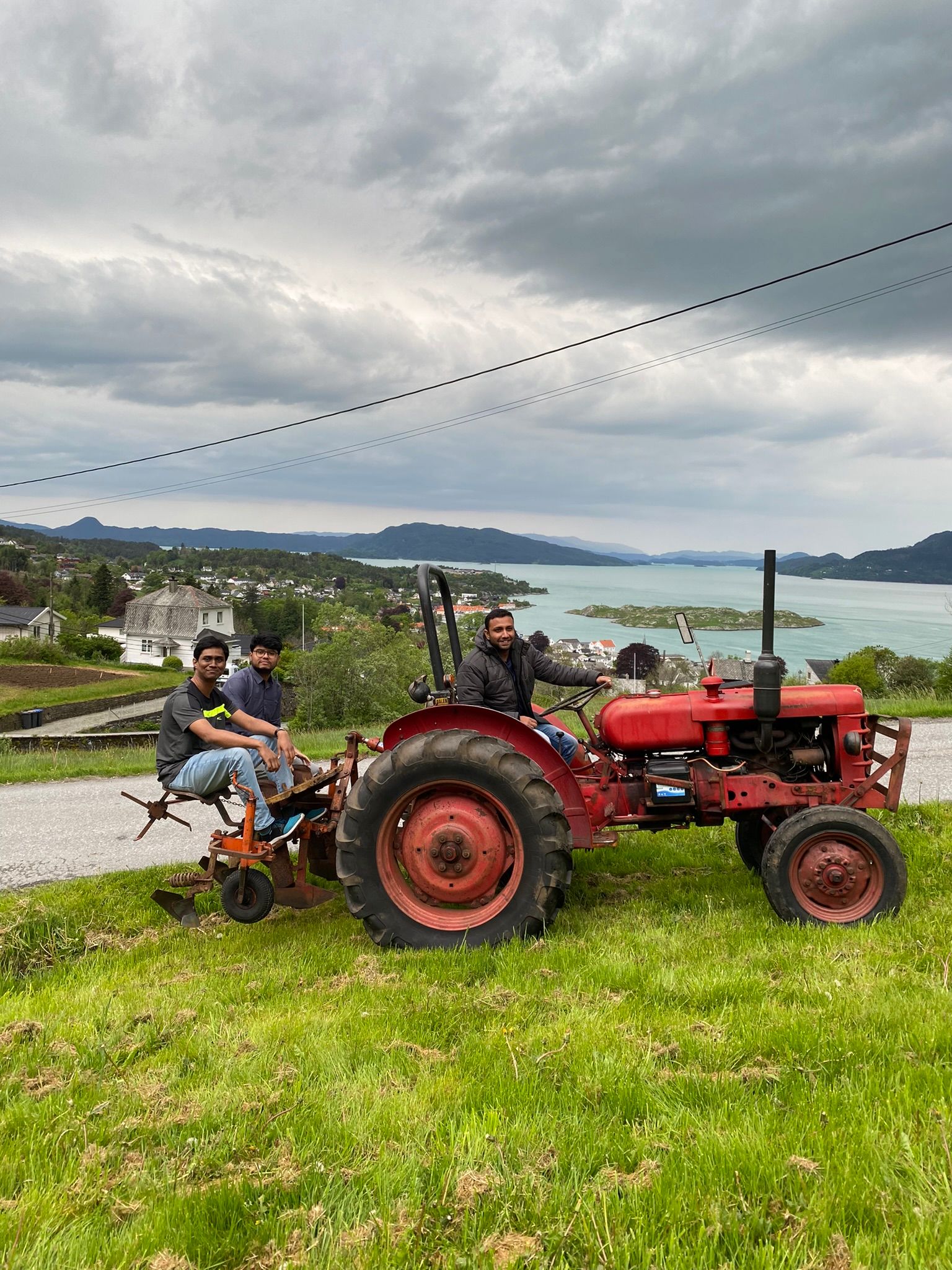Tre utviklere fra Cefalo og Dhaka, på en traktor i Skånevik.